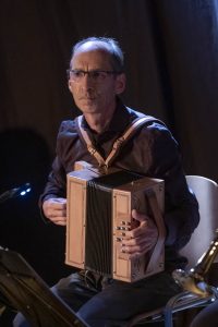Spectacle "Le Marcheur du Cézallier", par la Réveillée et Émile Sanchis, réalisé à partir d’extraits choisis du livre de François Cassingena-Trévedy – Cantique de l’Infinistère – A travers l’Auvergne, Maison du Parc des Volcans, 21 août 2021