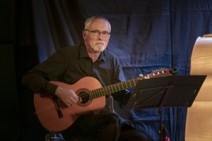 Spectacle "Le Marcheur du Cézallier", par la Réveillée et Émile Sanchis, réalisé à partir d’extraits choisis du livre de François Cassingena-Trévedy – Cantique de l’Infinistère – A travers l’Auvergne, Maison du Parc des Volcans, 21 août 2021