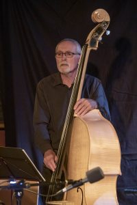Spectacle "Le Marcheur du Cézallier", par la Réveillée et Émile Sanchis, réalisé à partir d’extraits choisis du livre de François Cassingena-Trévedy – Cantique de l’Infinistère – A travers l’Auvergne, Maison du Parc des Volcans, 21 août 2021