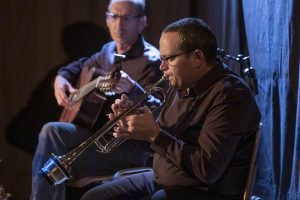 Spectacle "Le Marcheur du Cézallier", par la Réveillée et Émile Sanchis, réalisé à partir d’extraits choisis du livre de François Cassingena-Trévedy – Cantique de l’Infinistère – A travers l’Auvergne, Maison du Parc des Volcans, 21 août 2021