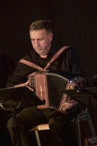 Spectacle "Le Marcheur du Cézallier", par la Réveillée et Émile Sanchis, réalisé à partir d’extraits choisis du livre de François Cassingena-Trévedy – Cantique de l’Infinistère – A travers l’Auvergne, Maison du Parc des Volcans, 21 août 2021
